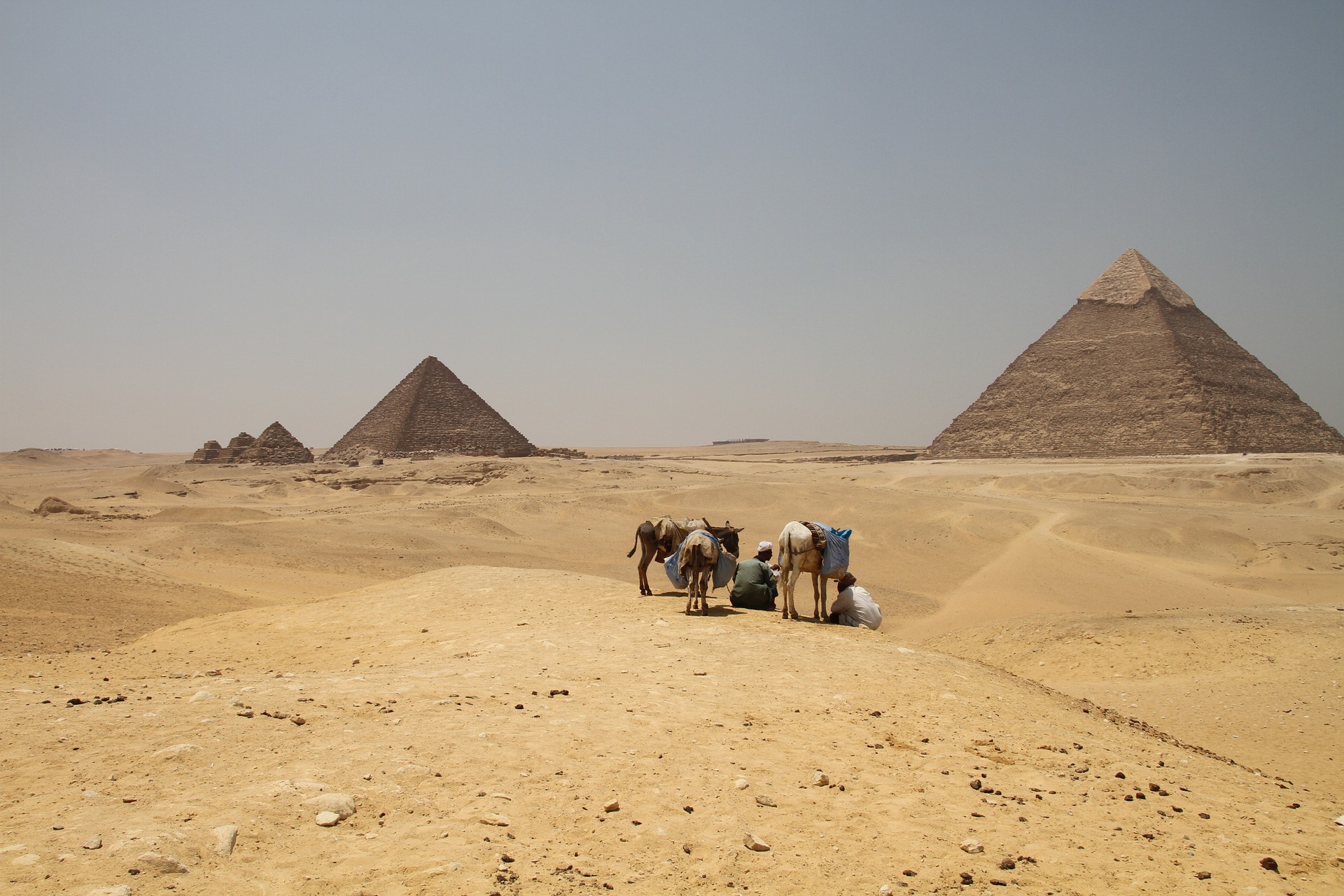 11Pyramids of Giza