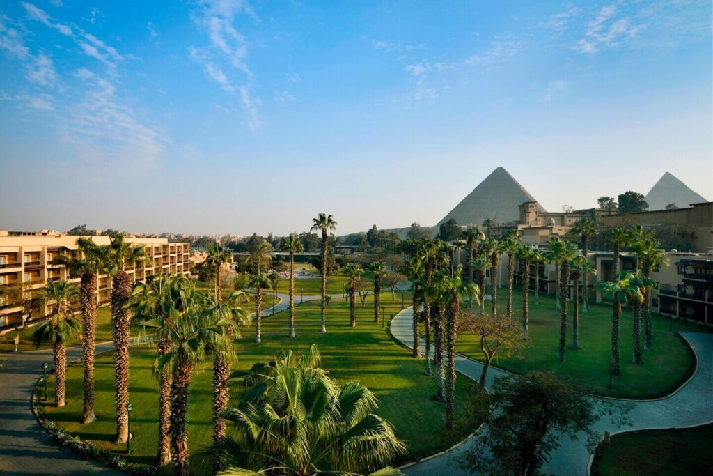 Mena House hotel Pyramid view